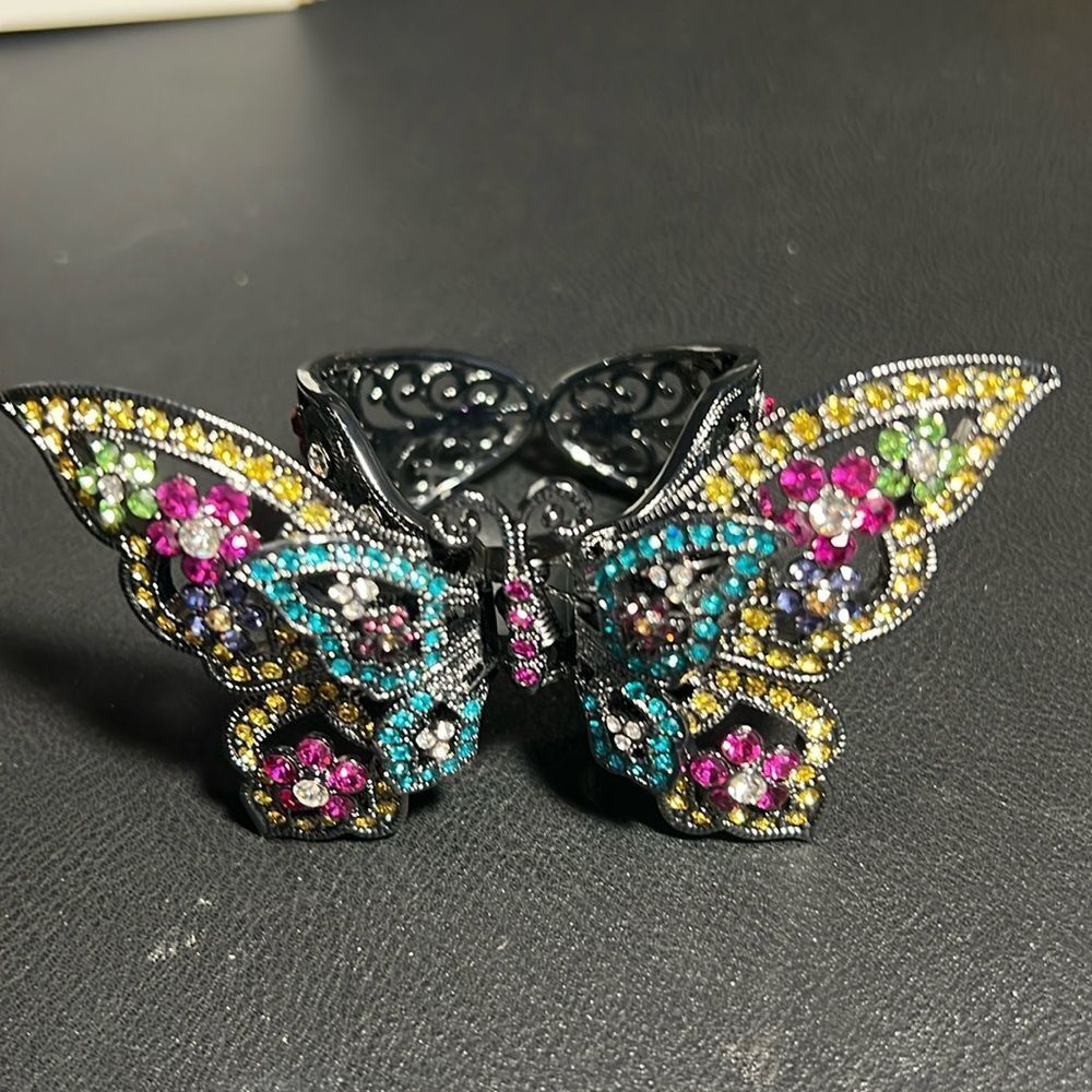 Hinged Butterfly Glitzy Stone Bracelet. WA248